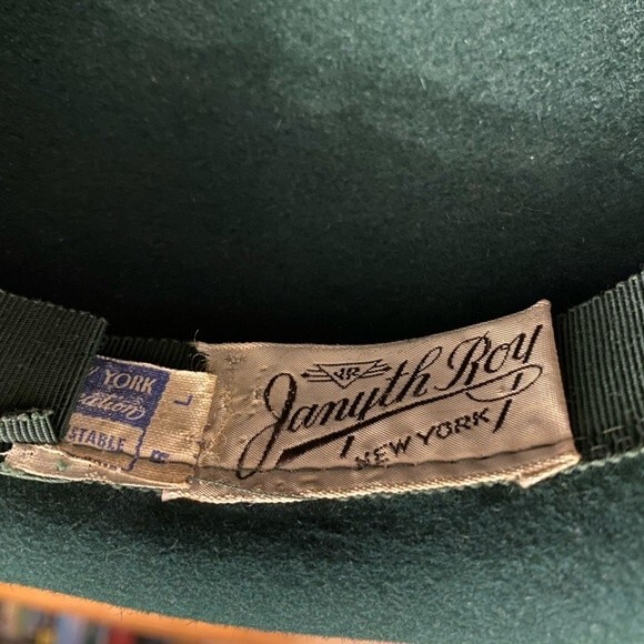 Janyth Roy 1950s Vintage Wool Felt Emerald Green Rolled Bowler Feather Half Hat - Picture 9 of 13